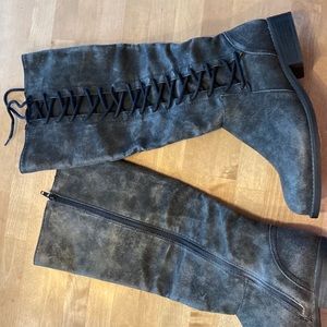 ADORABLE NWOT sz 8 distressed grey boots!